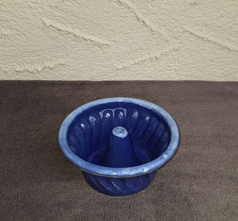 Mała ceramiczna forma do pieczenia babki