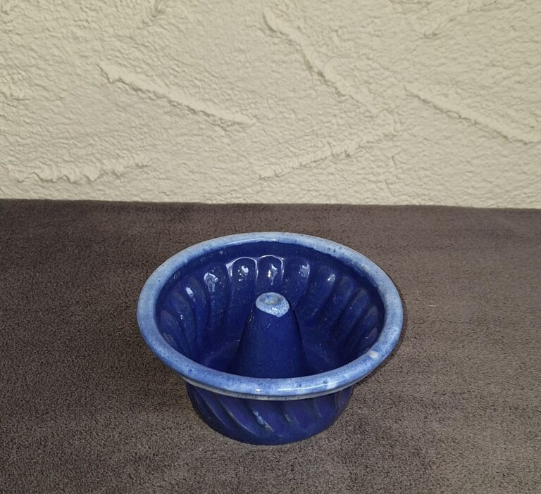 Mała ceramiczna forma do pieczenia babki