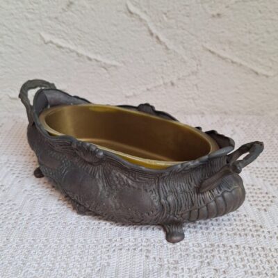 Antyczna mosiężna żardiniera z tłoczonymi motywami