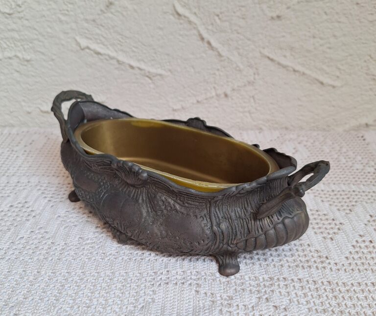 Antyczna mosiężna żardiniera z tłoczonymi motywami