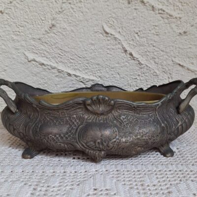 Antyczna mosiężna żardiniera z tłoczonymi motywami