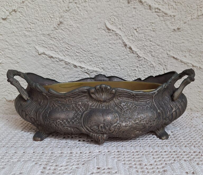 Antyczna mosiężna żardiniera z tłoczonymi motywami