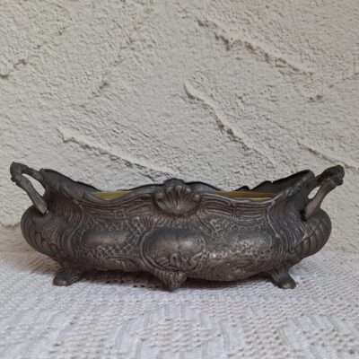 Antyczna mosiężna żardiniera z tłoczonymi motywami