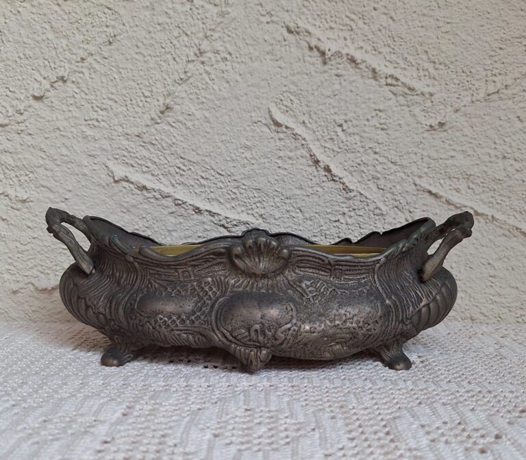 Antyczna mosiężna żardiniera z tłoczonymi motywami