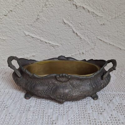 Antyczna mosiężna żardiniera z tłoczonymi motywami