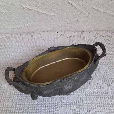 Antyczna mosiężna żardiniera z tłoczonymi motywami