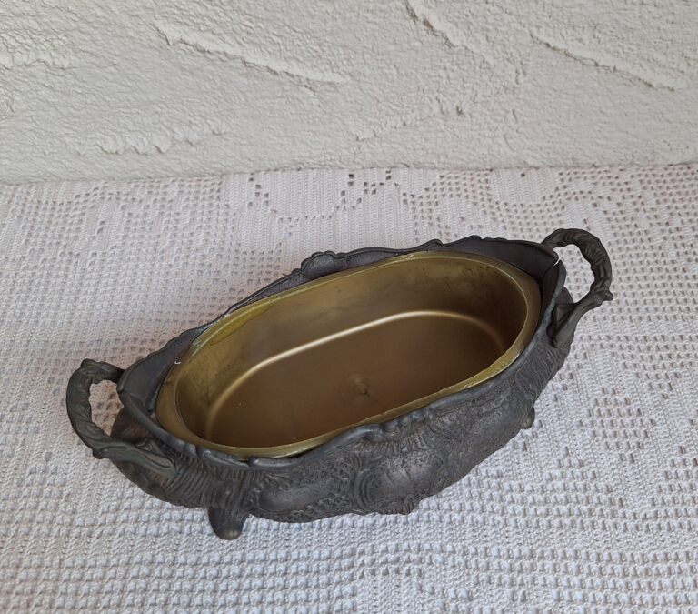 Antyczna mosiężna żardiniera z tłoczonymi motywami