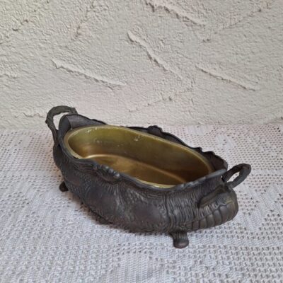 Antyczna mosiężna żardiniera z tłoczonymi motywami