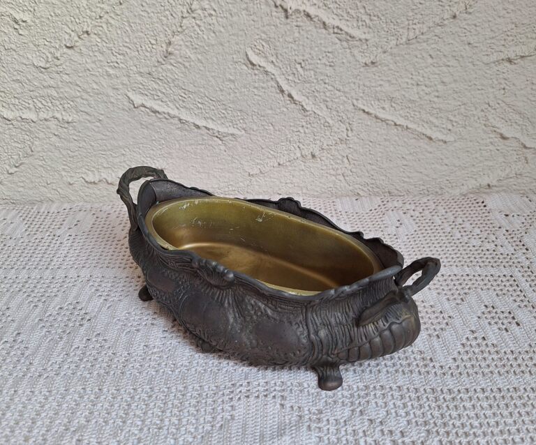 Antyczna mosiężna żardiniera z tłoczonymi motywami