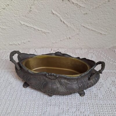 Antyczna mosiężna żardiniera z tłoczonymi motywami