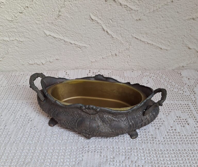 Antyczna mosiężna żardiniera z tłoczonymi motywami