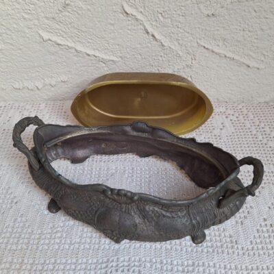 Antyczna mosiężna żardiniera z tłoczonymi motywami