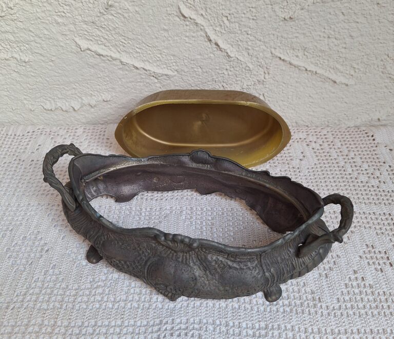 Antyczna mosiężna żardiniera z tłoczonymi motywami