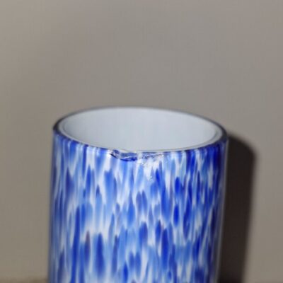 Szklany wazon o unikalnym nakrapianym wzornictwie