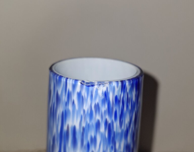 Szklany wazon o unikalnym nakrapianym wzornictwie