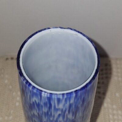 Szklany wazon o unikalnym nakrapianym wzornictwie