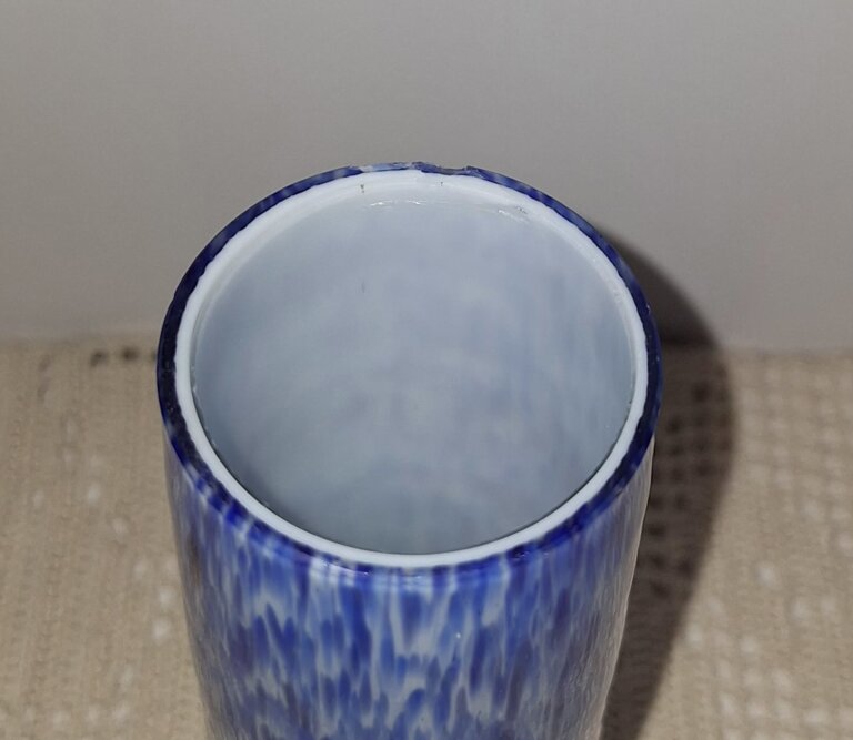 Szklany wazon o unikalnym nakrapianym wzornictwie