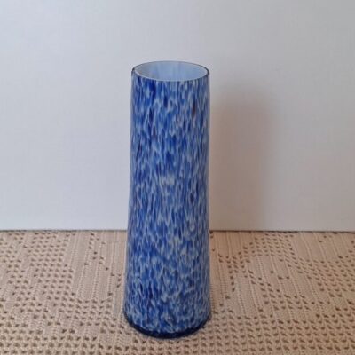 Szklany wazon o unikalnym nakrapianym wzornictwie