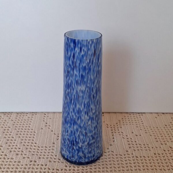Szklany wazon o unikalnym nakrapianym wzornictwie