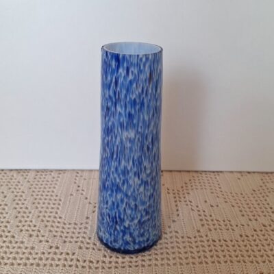 Szklany wazon o unikalnym nakrapianym wzornictwie