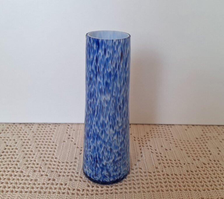 Szklany wazon o unikalnym nakrapianym wzornictwie