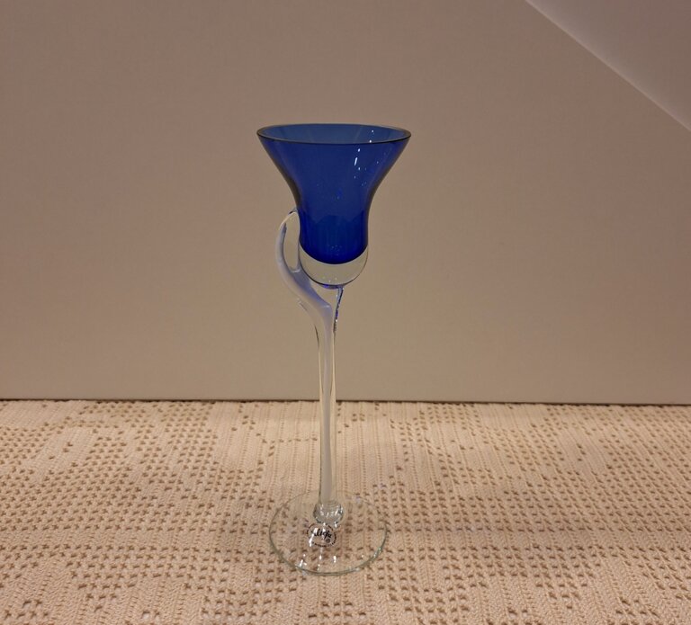 Huta szkła Alicja kobaltowy świecznik w kształcie kielicha