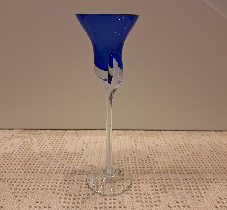 Huta szkła Alicja kobaltowy świecznik w kształcie kielicha