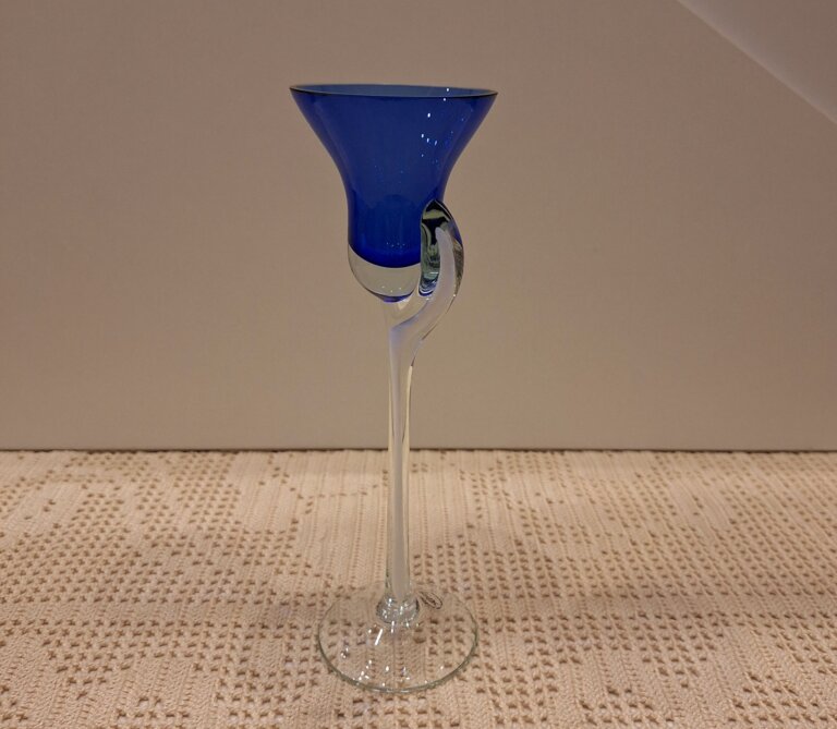 Huta szkła Alicja kobaltowy świecznik w kształcie kielicha