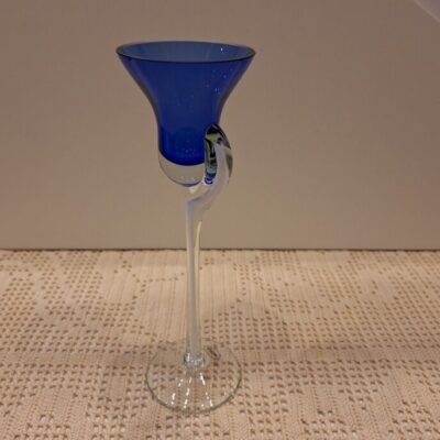 Huta szkła Alicja kobaltowy świecznik w kształcie kielicha