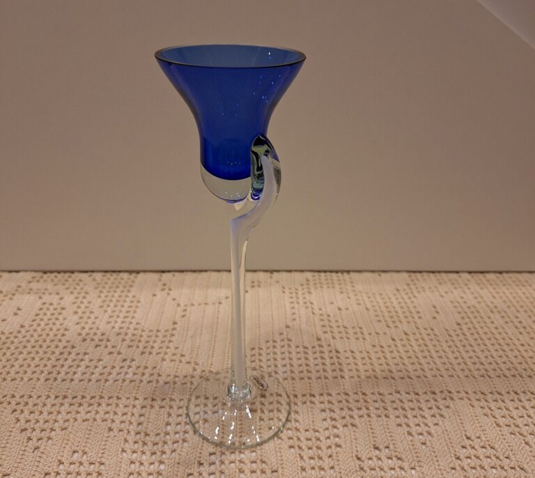 Huta szkła Alicja kobaltowy świecznik w kształcie kielicha