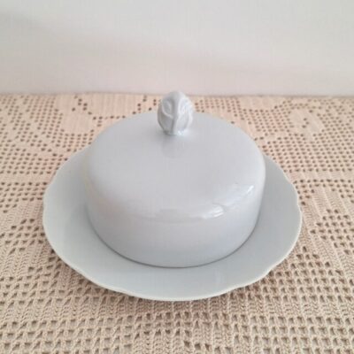 Elegancka maselnica z białej porcelany klasyczny design