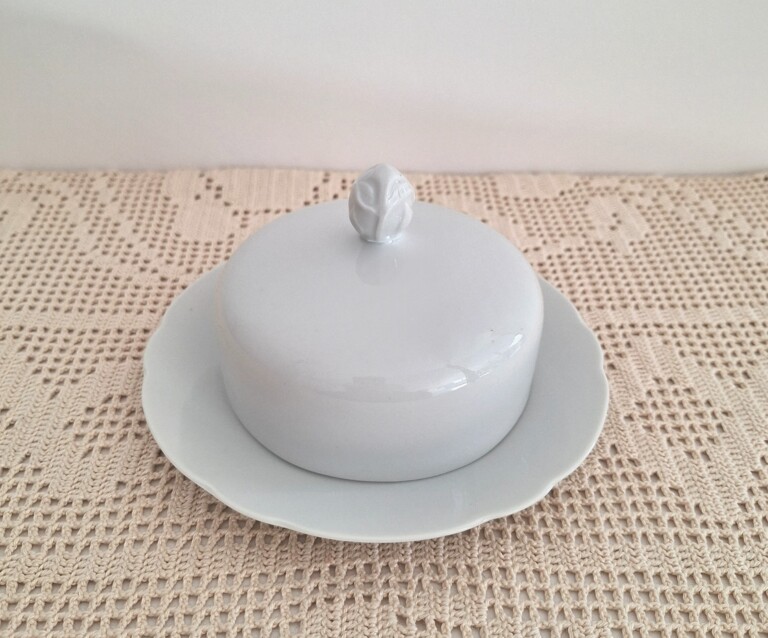 Elegancka maselnica z białej porcelany klasyczny design
