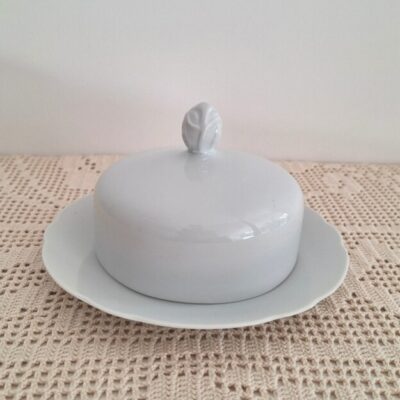 Elegancka maselnica z białej porcelany klasyczny design