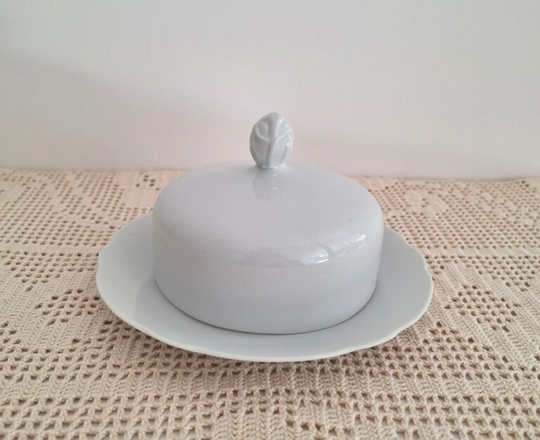 Elegancka maselnica z białej porcelany klasyczny design