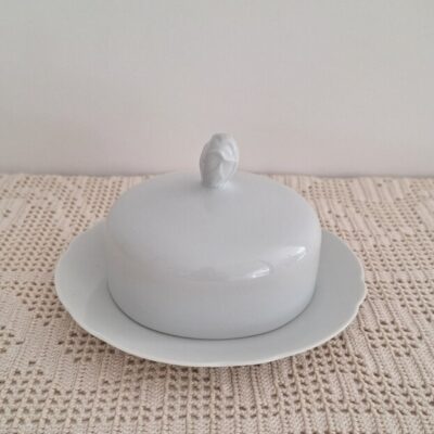 Elegancka maselnica z białej porcelany klasyczny design