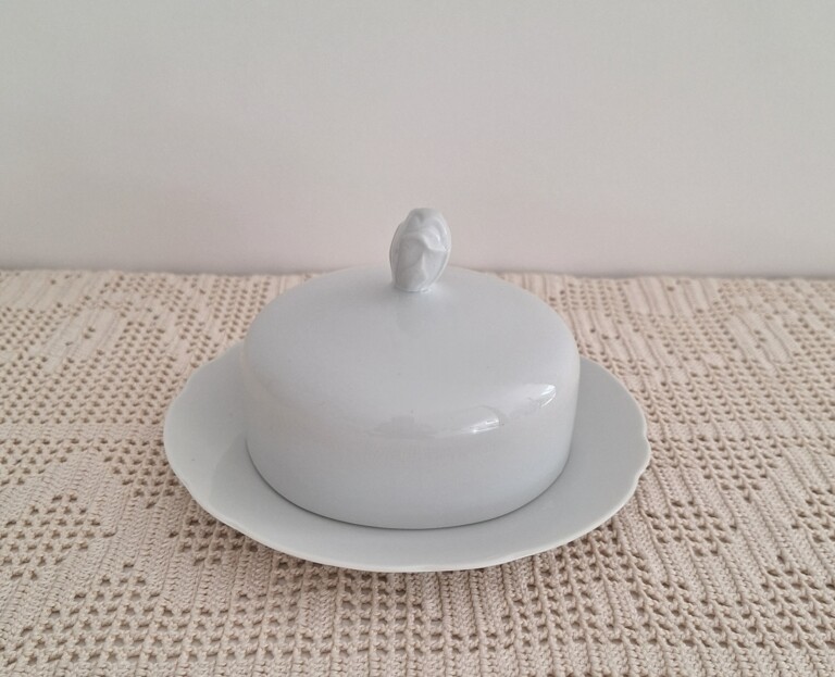 Elegancka maselnica z białej porcelany klasyczny design