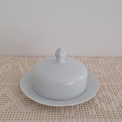 Elegancka maselnica z białej porcelany klasyczny design