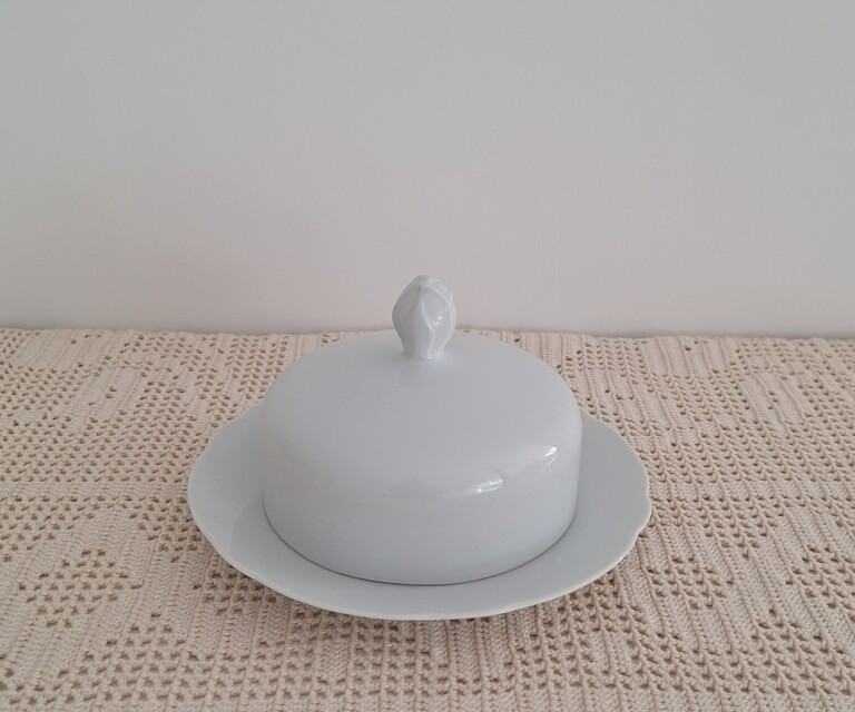 Elegancka maselnica z białej porcelany klasyczny design