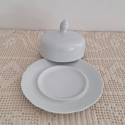 Elegancka maselnica z białej porcelany klasyczny design