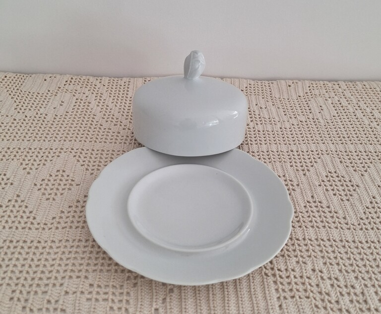 Elegancka maselnica z białej porcelany klasyczny design
