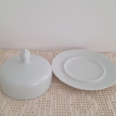 Elegancka maselnica z białej porcelany klasyczny design