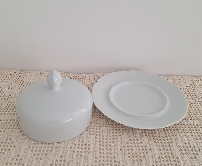 Elegancka maselnica z białej porcelany klasyczny design