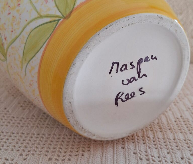 Rustykalny wazon z uszami – motyw polnych kwiatów i liści