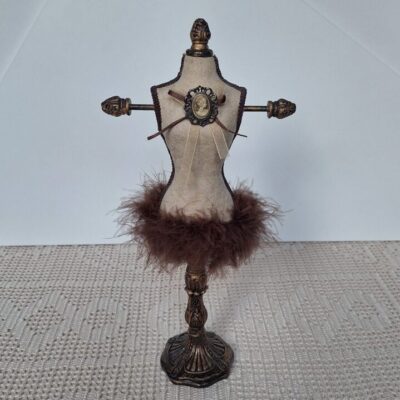 Elegancki Stojak na Biżuterię – Manekin w Stylu Vintage