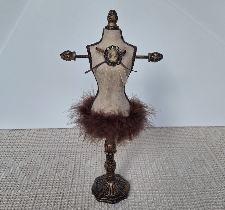 Elegancki Stojak na Biżuterię – Manekin w Stylu Vintage