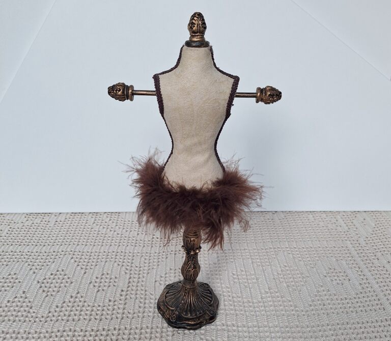 Elegancki Stojak na Biżuterię – Manekin w Stylu Vintage