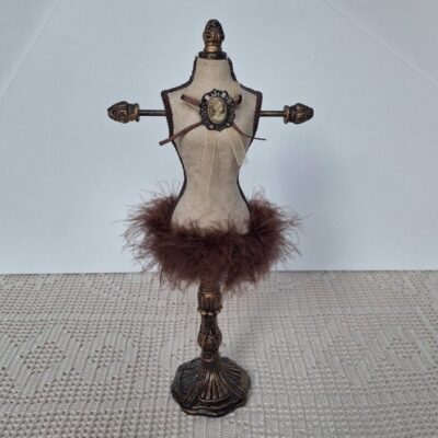 Elegancki Stojak na Biżuterię – Manekin w Stylu Vintage