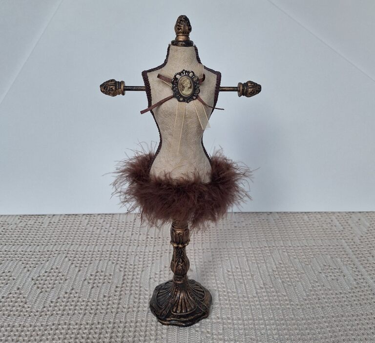 Elegancki Stojak na Biżuterię – Manekin w Stylu Vintage