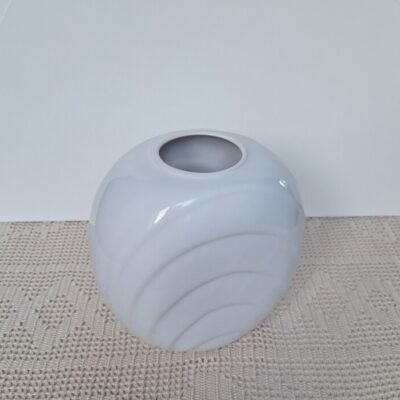 Biały wazon ceramiczny vintage, design lata 70.