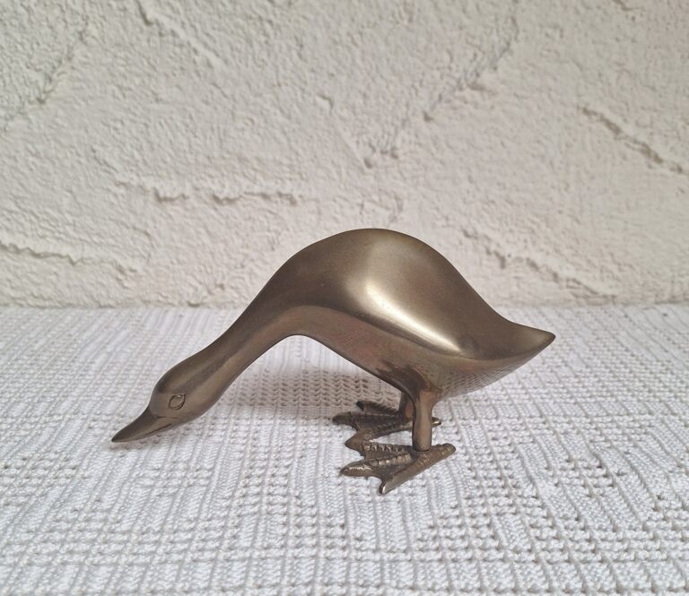 20260506_153135 Vintage Mosiężna Figurka Kaczki – Styl Mid-Century Modern